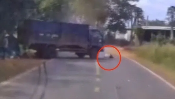 Tạm giữ tài xế xe tải dừng lại rồi cán qua người nạn nhân