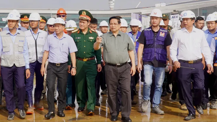 Thủ tướng kiểm tra sân bay Long Thành trước ngày đón chuyến bay đầu tiên. 