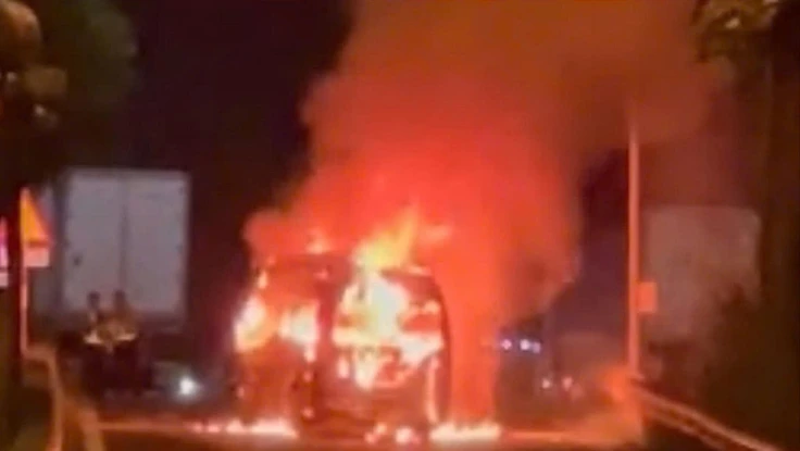 Xe cứu thương chở bệnh nhân tông vào xe container khiến 3 người tử vong