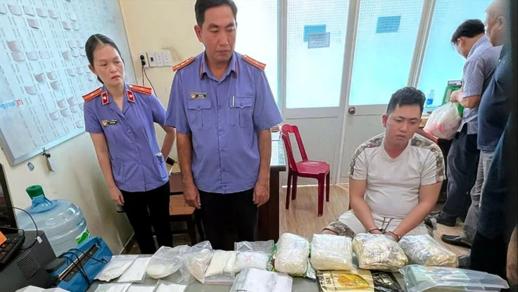 Đồng Nai phá đường dây ma túy xuyên quốc gia, thu giữ súng, ô tô