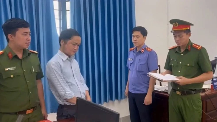 Bắt tạm giam nguyên cán bộ địa chính xã nhận hơn nửa tỉ đồng hứa làm giấy tờ đất 