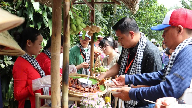 Khách quốc tế tìm trải nghiệm miệt vườn ở Bình Mỹ