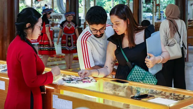 Các công ty du lịch thích ứng thế nào với mùa mưa lũ kéo dài?