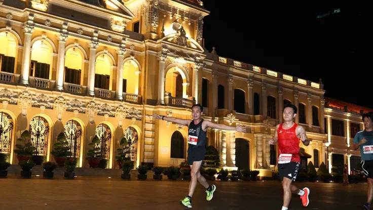 Hơn 23.000 người tranh tài trên cung đường marathon quốc tế 