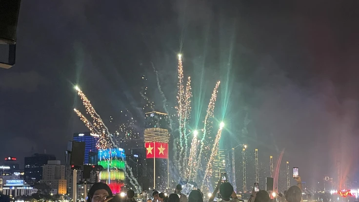 Chi hàng triệu đồng, khách vẫn khó tìm chỗ ngắm pháo hoa đẹp tại TP.HCM