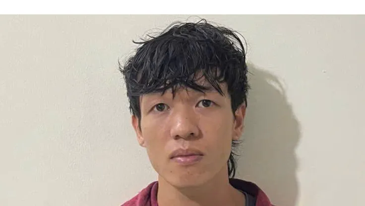 Nhân viên cửa hàng thú cưng cầm xe của chủ và đồng nghiệp đi cá độ