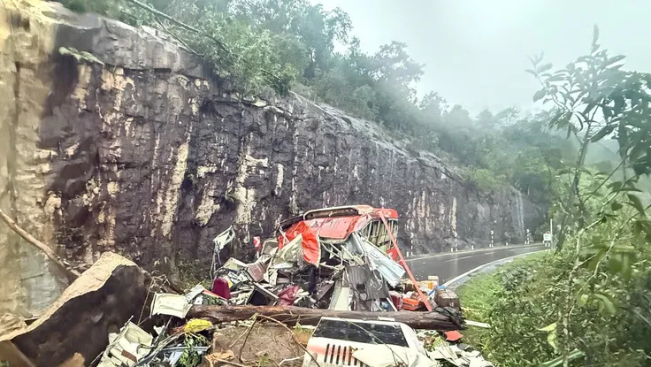 Sạt lở trên đèo Khánh Lê trúng ô tô khách, 6 người tử vong 