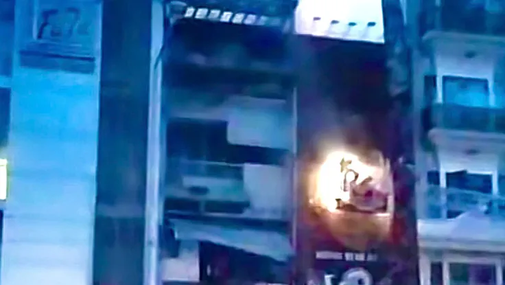 TP.HCM: Cháy quán ăn lúc 4 giờ sáng, cảnh sát dùng xe thang cứu người