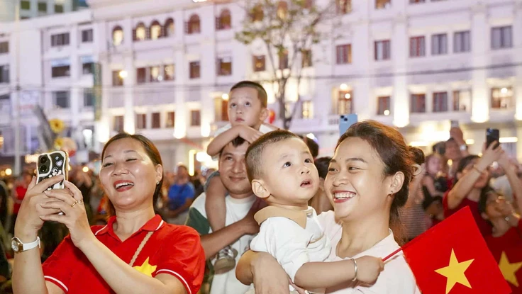 Tặng 100.000 đồng/người cho toàn dân: Món quà đi vào lịch sử