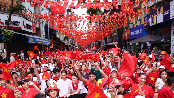 Tặng 100.000 đồng/người cho toàn dân ăn Tết Độc lập