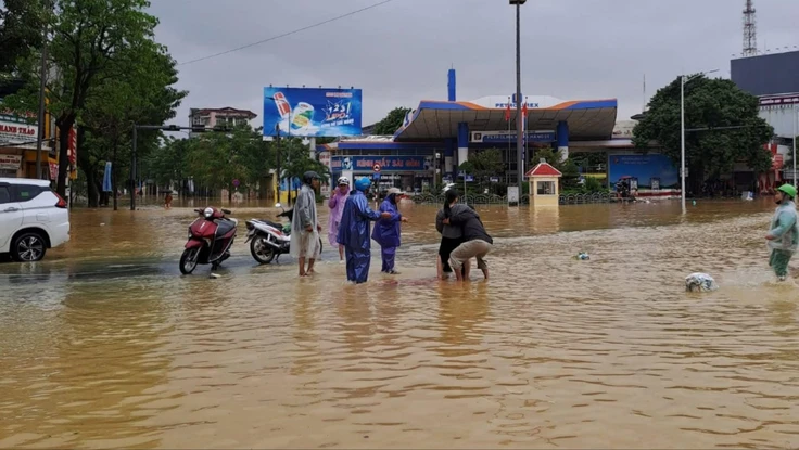 Sinh con trên đường do lũ lụt, không có giấy chứng sinh thì làm sao?