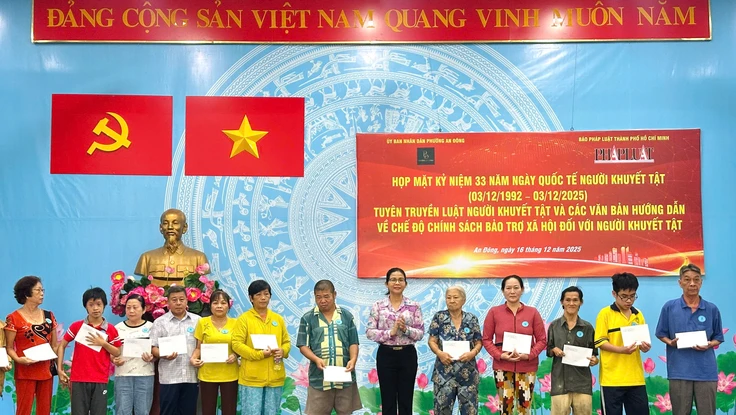 Vừa nhận quà, vừa hiểu luật: Chương trình ý nghĩa cho người khuyết tật tại phường An Đông
