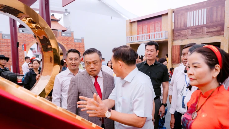 Chủ tịch UBND TP Hà Nội tham quan 'Không gian Truyền thống và Sáng tạo Hà Nội 2025'