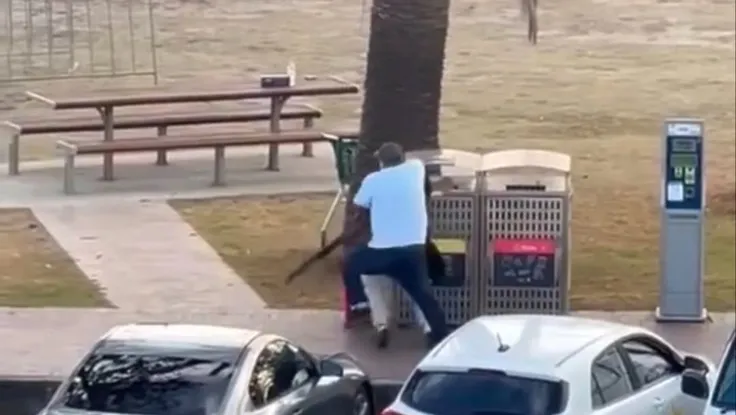 Ông Ahmed al Ahmed đã dũng cảm quật ngã một trong hai thủ phạm trong vụ xả súng ở bãi biển Bondi chiều 14-12, giật lấy vũ khí và buộc đối tượng này phải chạy trốn. Nguồn: ABC