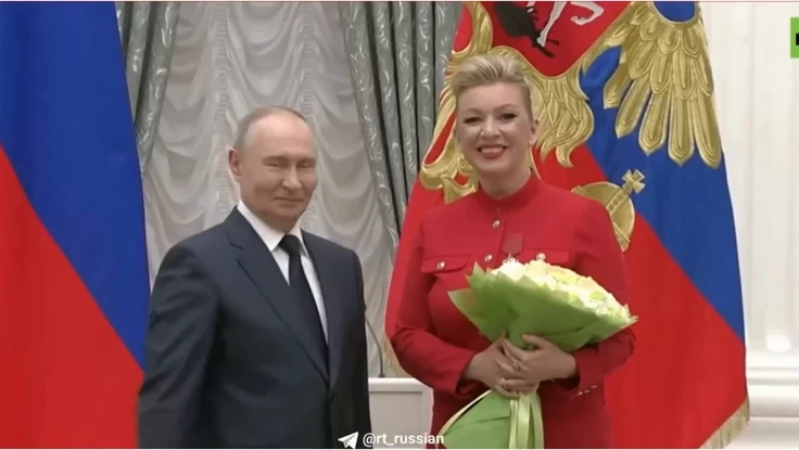 Tổng thống Nga Vladimir Putin trao huân chương "Vì công lao với Tổ quốc" hạng IV cho bà Maria Zakharova - người phát ngôn Bộ Ngoại giao Nga. Nguồn: RT