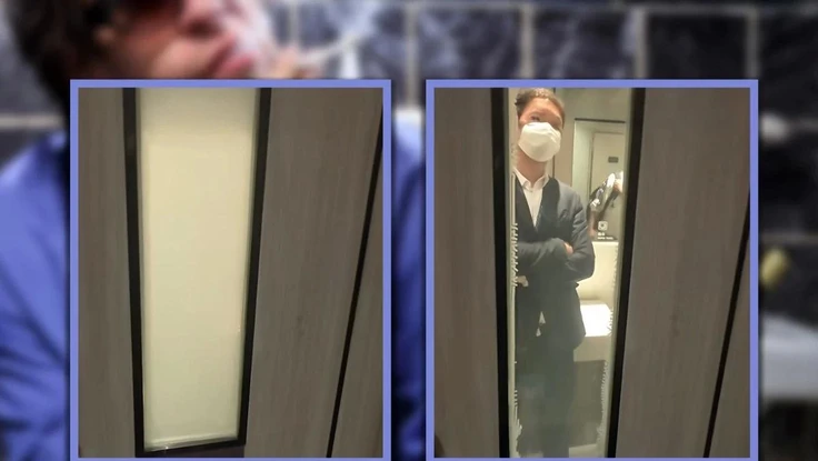 Cửa kính nhà vệ sinh nam chuyển trong suốt khi người bên trong... hút thuốc