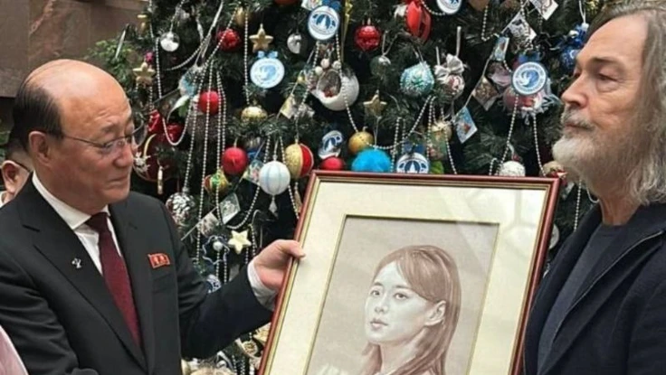 Đại sứ Triều Tiên Sin Hong-chol (trái) thay mặt bà Kim Yo-jong nhận quà từ bà Maria Zakharova. Ảnh: TELEGRAM/Maria Zakharova