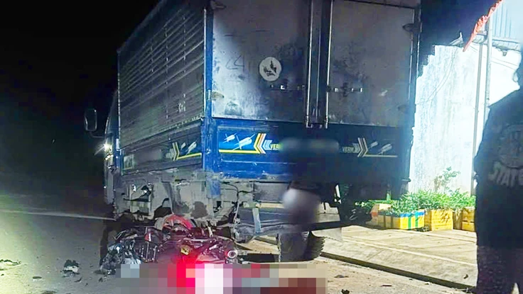 Tông vào ô tô tải đỗ bên đường, 3 người đi xe máy tử vong