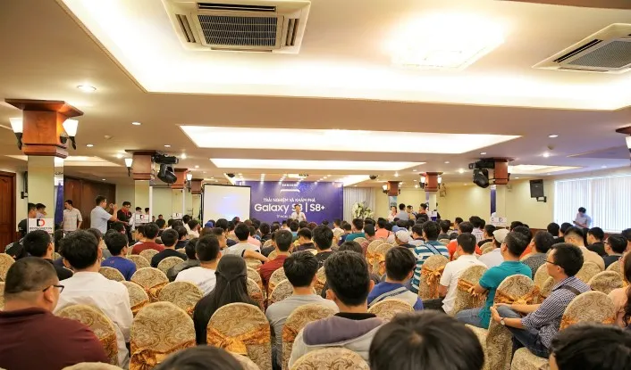Hàng trăm bạn trẻ hào hứng trải nghiệm Galaxy S8 