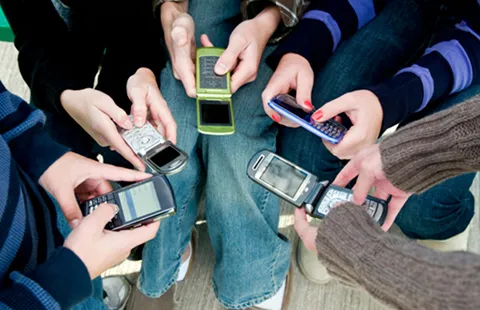 Điện thoại phổ thông giữa thời di động thông minh 