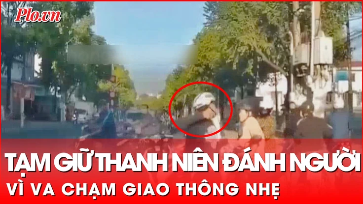 Video: Chỉ va chạm giao thông nhẹ, thanh niên lao vào đánh người tới tấp