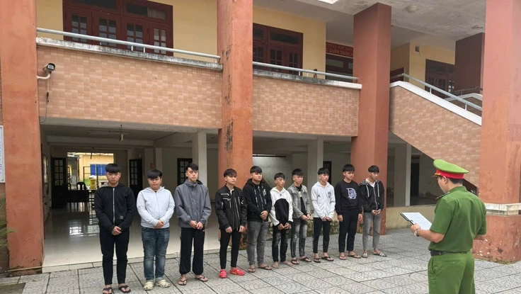 Mang hung khí tấn công nhầm người, 10 thanh niên bị khởi tố