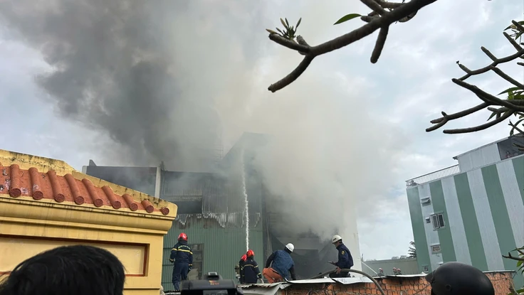 Cháy nhà trong khu dân cư ở Đà Nẵng