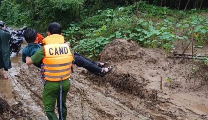 Công an và người dân cùng cứu em học sinh bị nước cuốn, đưa đi bệnh viện kịp thời. 