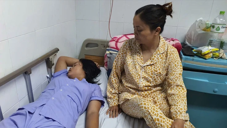 Vụ nữ sinh bị đánh hội đồng: Người mẹ đau xót, chết lặng khi xem clip