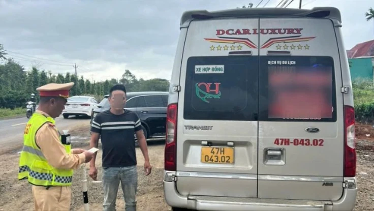 Người dân quay video gửi cảnh sát, 2 tài xế xe khách vượt ẩu bị phạt