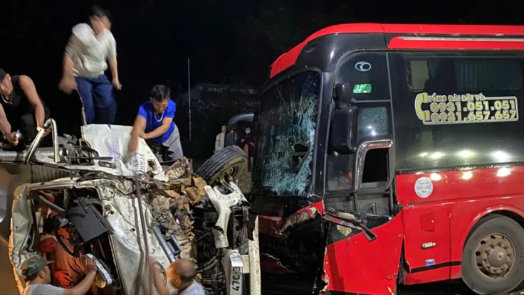 Xe tải lật nghiêng sau khi va chạm với xe khách ở Đắk Lắk