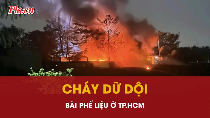 Cháy lớn bãi phế liệu ở TP.HCM, lửa bốc cao dữ dội