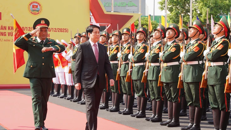 Chùm ảnh: Chủ tịch nước, lãnh đạo Trung ương dự lễ kỷ niệm 80 năm Ngày truyền thống LLVT Quân khu 7