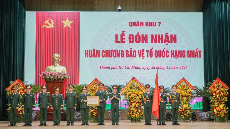 Lực lượng vũ trang Quân khu 7 đón nhận Huân chương Bảo vệ Tổ quốc hạng Nhất