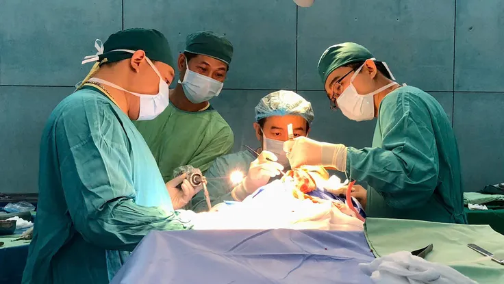 Bé trai bỗng méo đầu sau sinh, bác sĩ xác định bị dính khớp sọ phải mổ não