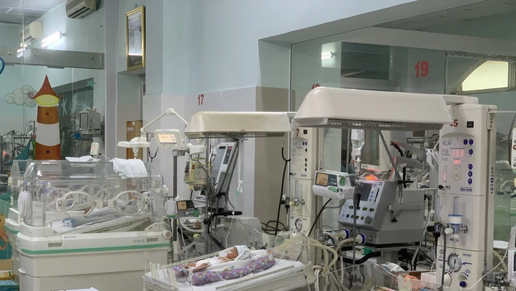 Bé trai sinh non chưa được 1 kg bị viêm ruột hoại tử nguy kịch