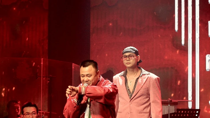 NSND Tự Long và Phan Đinh Tùng diễn kịch phong cách 'Ơn giời cậu đây rồi'