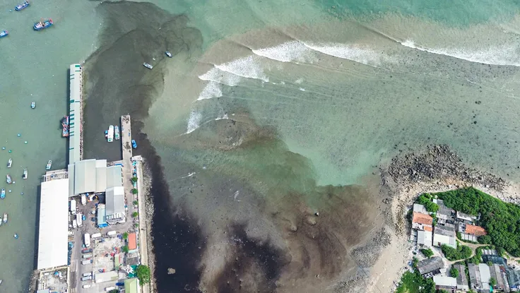 Kinh hãi dòng nước đen ngòm từ bãi rác chảy thẳng ra biển ở Nha Trang