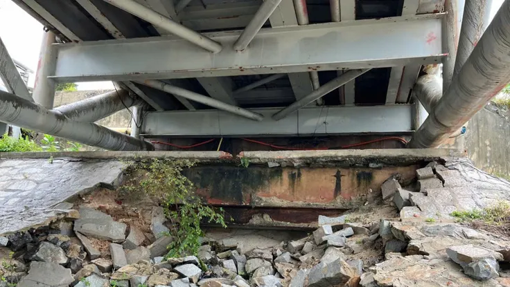 Chân cầu Long Hồ sạt lở nặng, nguy cơ mất an toàn