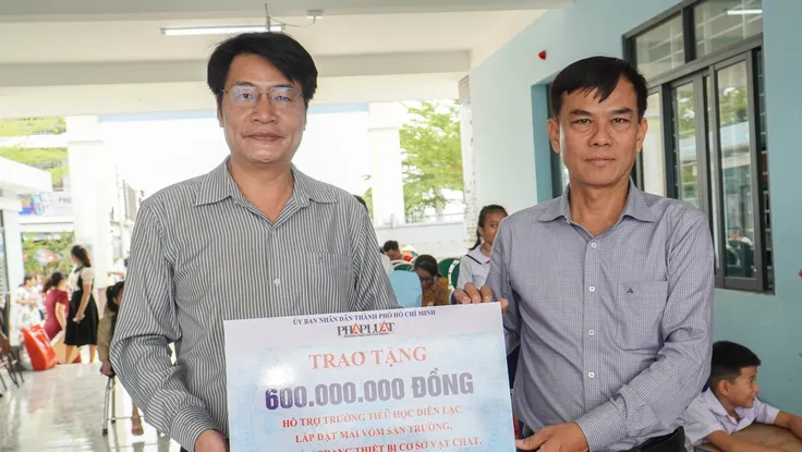 TP.HCM và báo Pháp Luật TP.HCM tiếp sức thầy trò vùng 'rốn lũ' Khánh Hòa 