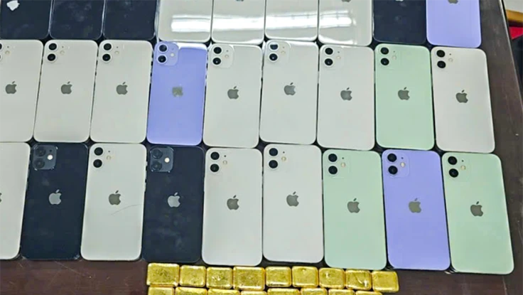 2 nữ hành khách mang 24 thỏi vàng, 32 chiếc iPhone qua sân bay Cam Ranh