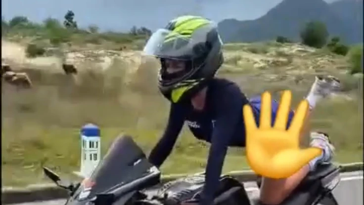 Xem xét xử lý hình sự người phụ nữ nằm trên yên lái mô tô biểu diễn