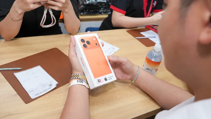 iPhone 17 gây 'vỡ trận' ngày mở bán, màu Cam Vũ Trụ cháy hàng