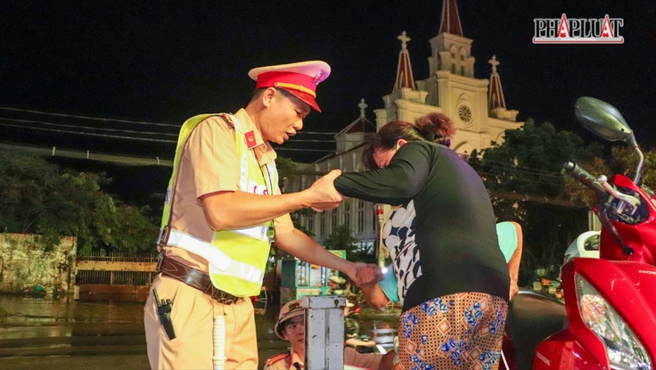 CSGT Cần Thơ dùng xe chuyên dụng hỗ trợ dân qua chỗ ngập sâu