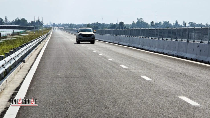 Ngắm cao tốc Cần Thơ - Cà Mau trước ngày thông xe