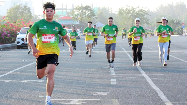 Hơn 1.000 người tham gia giải chạy do Công an An Giang tổ chức