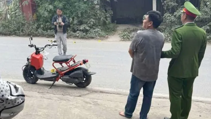 Công an thông tin vụ người đi xe máy đẩy CSGT vào đầu xe tải 