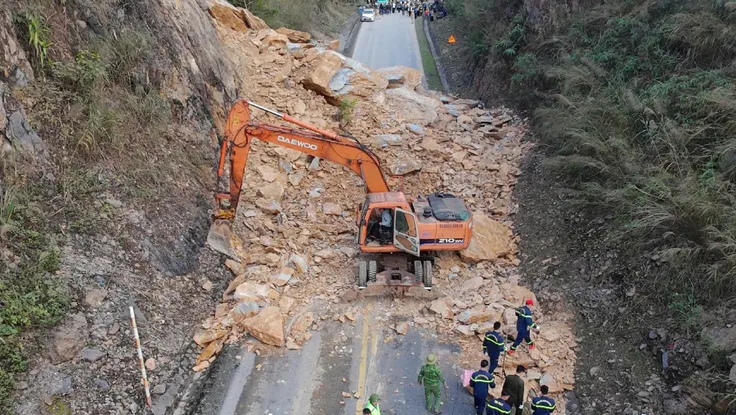 Hình ảnh sạt lở, vùi lấp 3 người đi xe máy trên quốc lộ 6