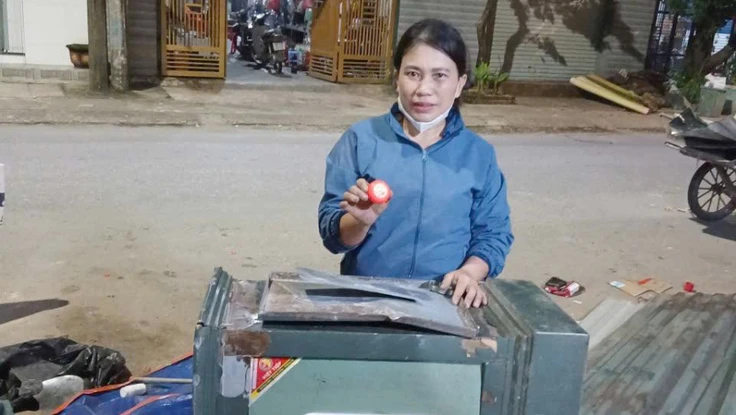 Mua két sắt ve chai, phát hiện hộp vàng bỏ quên 