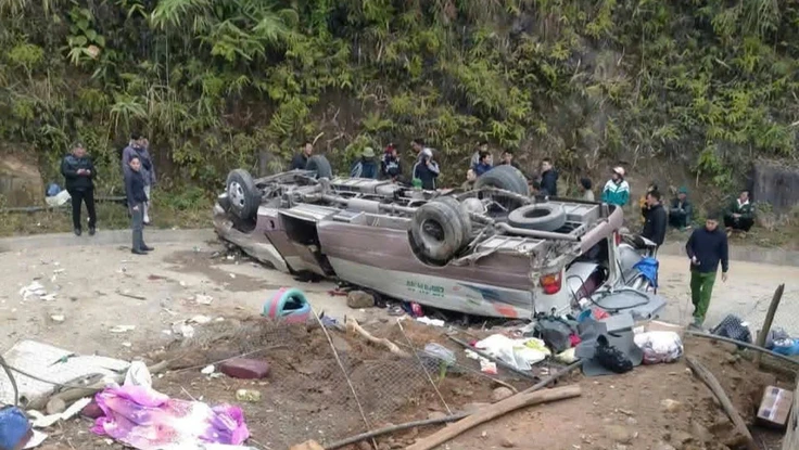 Lật xe khách chở đoàn thiện nguyện, 8 người tử vong 